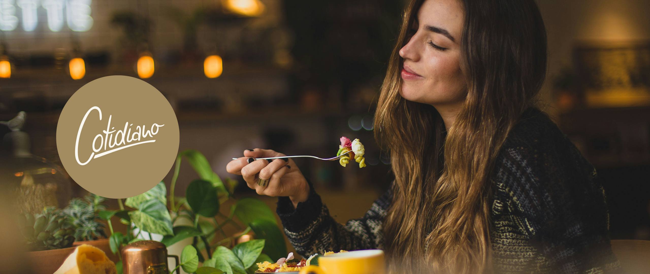 Cotidiano Logo und Frau die ihr Essen genießt