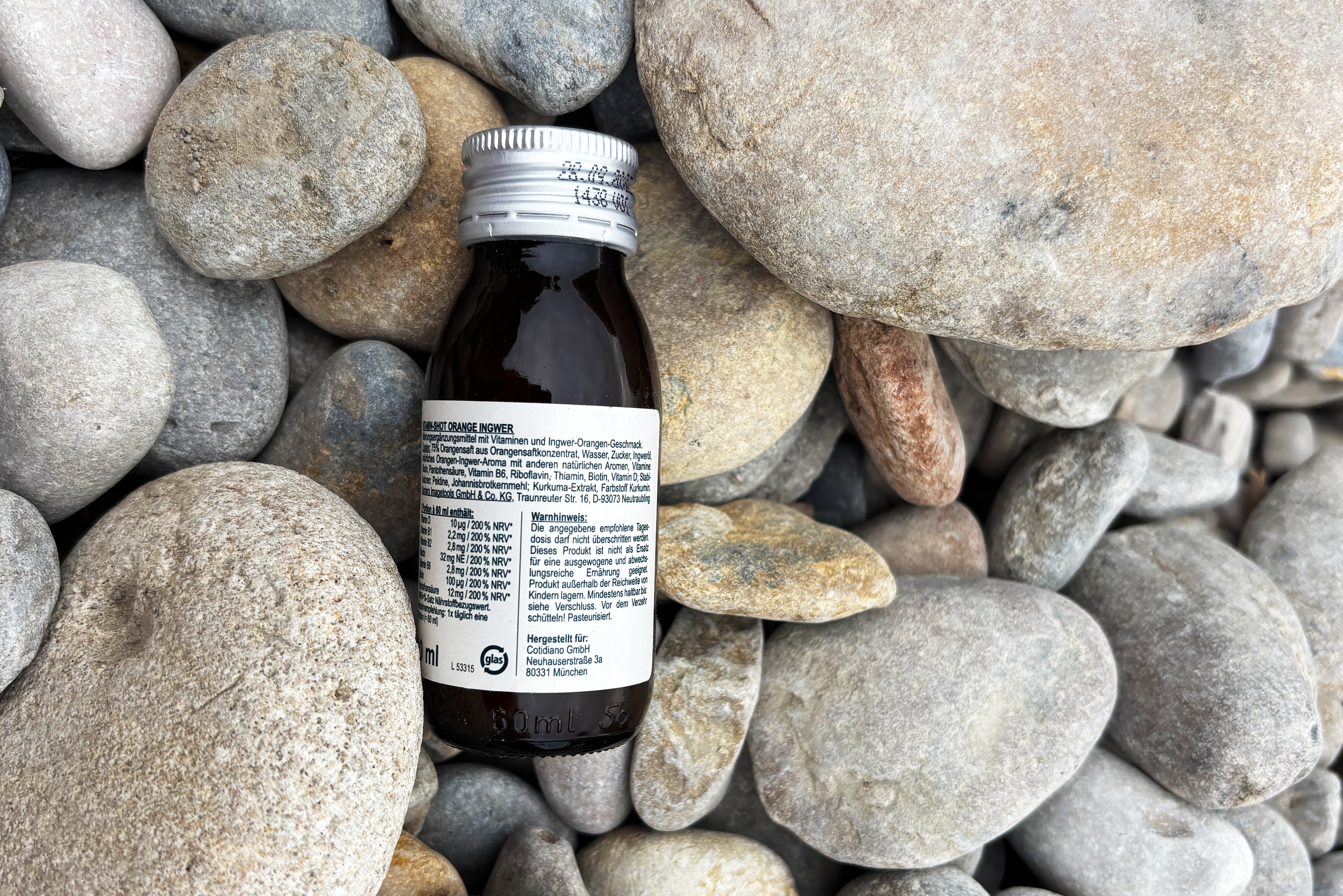 Vitamin Shot im Cotidiano Branding Fokus auf Rückseite